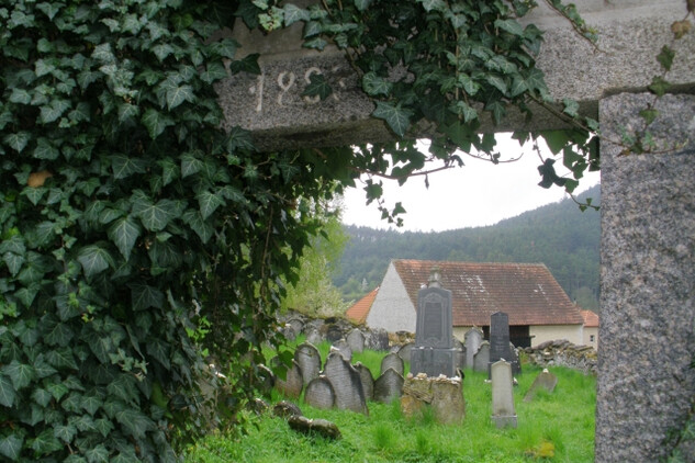 Vstup na židovský hřbitov, Rabí